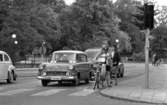 Tema I väntans tider 1 april 1965Väntan vid trafikljus, cyklister och bilar.