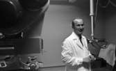 Regionsjukhuset 25 november 1965

En läkare i vit rock står i ett rum med medicinsk utrustning på Regionsjukhuset i Örebro.