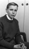 Konfirmation 10 maj 1966

En ung tonårspojke klädd i vit skjorta, mörk tröja och mörka byxor sitter i en stol.