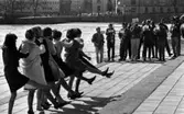 Våren 29 april 1966

Åtta stycken unga flickor står i en lång rad och dansar till en mässingsorkester som spelar i Centralparken i Örebro.