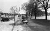Oxhagen den 26 februari 1965.

Barn och kvinnor vid busshållplats.