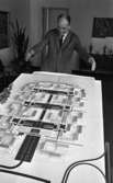 Nytt bostadsområde Oxhagen den 24 februari 1965.

Arkitekt förevisar byggnadsmodell.