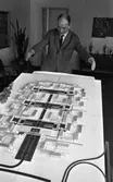 Nytt bostadsområde Oxhagen den 24 februari 1965.

Arkitekt förevisar byggnadsmodell.