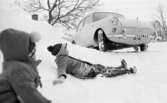 Livsfarlig lek, 19 januari 1966

Barn på tefat vid snödriva och hotfull bil
