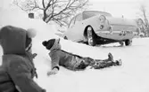 Livsfarlig lek, 19 januari 1966

Barn på tefat vid snödriva och hotfull bil