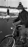 Snömodd och översvämning bland annat i Varberga 1 februari 1966

Pojke på cykel och äldre kvinna vadar genom vattensamling på översvämmad väg
