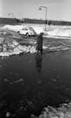 Snömodd och översvämning bland annat i Varberga 1 februari 1966

Kvinna och bil i vattensamling på vintrig gata