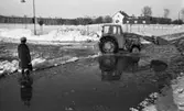 Snömodd och översvämning bland annat i Varberga 1 februari 1966

Kvinna och traktor i vattensamling på vintrig gata
