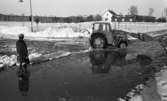 Snömodd och översvämning bland annat i Varberga 1 februari 1966

Kvinna och traktor i vattensamling på vintrig gata