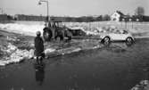 Snömodd och översvämning bland annat i Varberga 1 februari 1966

Kvinna, bil och traktor i vattensamling på vintrig gata