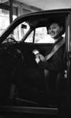 Säkerhetsbältet 10 år 4 februari 1966

Kvinna klädd i kofta och kjol sitter i förarsätet i en bil och håller ett säkerhetsbälte i sina händer.