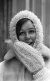 Brr va kallt, 4 februari 1966

Närbild på en ung kvinna klädd i vit mössa, vit kappa och vita vantar.
