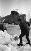 Utställningsområde har påbörjats 13 mars 1965

Liten pojke leker vid byggarbetsplatsen.