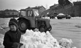 Utställningsområde har påbörjats 13 mars 1965

Liten pojke leker vid en snöhög.