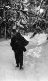 Rycket in i lumpen 8 februari 1966


En soldat kommer gående på en snöig skogsstig med en säck över vänster axel. Han håller i denna med vänsterhanden.  I sin högra hand håller han ett gevär.