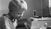 Blind pojke, 11 juni1966

En liten blind pojke i tioårsåldern klädd i randig T-shirt sitter framför en skivspelare.