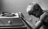 Blind pojke, 11 juni 1966

En blind pojke i tioårsåldern klädd i randig T-shirt spelar en skiva som ligger på en skivspelare.