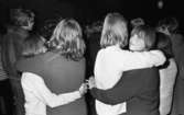 Popgala 6 juni 1966

Närbild på två förälskade par ur publiken under en musikföreställning. De håller om varandra.
