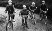 Cyklar farliga, 28 maj 1966

Närbild på fyra små pojkar klädda i jackor, byxor och skor som cyklar.