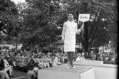 Mannekänguppvisning 9 juni 1965.

Modevisning av kläder. En kvinnlig modell. Visar kläder från Dam Aina.