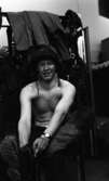 Inryckning, Gustavsson i Rynninge 24 maj 1966

En ung soldat som rycker in i lumpen sitter på sin logementssäng med bar överkropp och soldathjälm på huvudet.