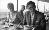 Helgelseförbundet, Japan på Svampen 24 juni 1966

En Japan sitter vid ett bord inne i restaurangen på Svampen i Örebro och äter en smörgås och dricker te till. På bordet bredvid honom ligger en kamera. Till vänster om mannen sitter en kvinna i kort klänning och dricker te och äter en tårtbit till. En man sitter vid ett annat bord i bakgrunden.