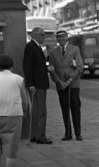 Strosor rep 2 25 juli 1966

Två pensionärer, två äldre herrar, står och samtalar i centrala Örebro. De är klädda i kavajer, byxor och har hattar på huvudena samt käppar i sina händer.