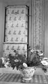 Svartå Herrgård 1 28 juli 1966

Ett bord med en stor vas står i ett rum i Svartå Herrgård. En duk ligger även på bordet. En kakelugn syns i bakgrunden.