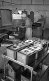 Anstalten Kumla 12 februari 1965.

Två kvinnor ur kökspersonalen förbereder maten.