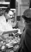 Skönhetsvård 30 mars 1965

Kosmetolog Jan Kraft demonstrerar hudvård i butiken Lejonet.