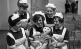 Sköterskor 2 april 1965

5 nyutexaminerade barnsköterskor med docka, vårdskolan.