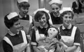 Sköterskor 2 april 1965

5 glada barnsköterskor med docka.