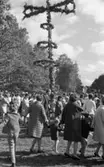 Midsommar, 26 juni 1967

Ringdans kring midsommarstången en solig dag. Många av kvinnorna är klädda i kappor och många män bär kostym.