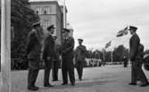 Kungen I3 28 augusti 1967

Kung Gustav VI Adolf besöker Örebro Livregementes Grenadjärer i Grenadjärsstaden. Kungen samtalar med militärer. Alla är klädda i militäruniformer. I bakgrunden syns publik som tittar på.