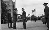 Kungen I3 28 augusti 1967

Kung Gustav VI Adolf besöker Örebro Livregementes Grenadjärer i Grenadjärsstaden. Kungen samtalar med militärer och hälsar på en av dem som han tar i hand. Alla är klädda i militäruniformer. I bakgrunden syns publik som tittar på.
