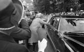 Kungen Museet 28 augusti 1967

Kung Gustav VI Adolf sitter i baksätet på en bil utanför Örebro Läns Museum klädd i militäruniform. I framsätet sitter två andra män i militäruniformer. En äldre dam i mörk klänning och mörk hatt med rosett och vit kant samt med vita handskar på händerna står i förgrunden och vinkar till kungen. Andra åskådare syns runtomkring.