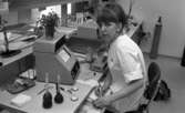Lasarettet 14 juni 1967

En laboratorieassistent klädd i vit arbetsrock sitter vid sitt skrivbord inne i ett laboratorium på Örebro sjukhus. Runt henne på bordet står provrör fyllda med substanser, mätapparater, nålar etc.
