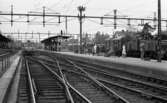 Frövi 2 juni 1967

Frövi järnvägsstation. På perrongen står ett antal personer och några sitter på bänkar bl. a. damer i kappor och herrar i kostymer.