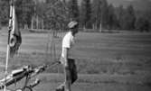 Grybe golf, Gustavsvik 17 juni 1967

En golfspelare kommer gående på golfbanan och drar sin golbag efter sig. Han är klädd i ljusrandig keps, vit tröja och ljusa byxor.