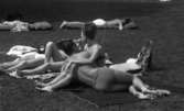 Gustavsvik 5 juli 1965
Par på badlakan i öm omfamning