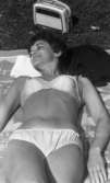 Gustavsvik 5 juli 1965
Kvinna solar