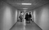 Anstalten Kumla 12 februari 1965.

Fängelsekorridor. Tre kvinnor.