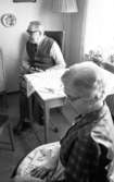 Kär vid 90 år 13 mars 1965

En gammal man och kvinna sitter vid ett bord.
Rostahemmet