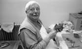 Kär vid 90 år 13 mars 1965

En gammal man jobbar med hantverk, förmodligen i lera.
Rostahemmet