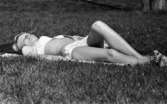 Gustavsvik 16 maj 1967

Närbild på en kvinna klädd i vit bikini som ligger och solar på gräset på utomhusbadet Gustavsvik.