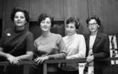 Lo- Handels 17 oktober 1966

Fyra kvinnor står uppradade bredvid varandra. Den första är klädd i mörk blus med en vit brosch på bröstet. Bredvid henne står en kvinna i långärmad grå tröja och ett pärlhalsband runt halsen. Bredvid henne står en kvinna i vit blus. Den sista kvinnan i raden är klädd i en vit blus med en svart kavaj över.