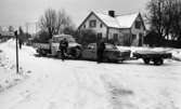 Lucia, Trafikolycka, Sörbyvägen Lillån 13 december 1966

En bilolycka på Sörbyvägen. En personbil med släpvagn och en lastbil har krockat. Tre poliser syns också på bilden. Ett vitt hus och en lada syns i bakgrunden. Det ligger snö på marken.