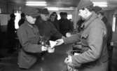 Manöver i Kilsbergen 1 21 februari 1967

Utspisning av en grupp soldater som köar för att få sig något till livs av miliär serveringspersonal i en byggnad i Kilsbergen. Alla är klädda i militäruniformer.
