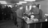 Manöver i Kilsbergen 1 21 februari 1967

En grupp soldater utfordras i en matsal i en byggnad i Kilsbergen. De står på kö och utfordras av serveringspersonal. Soldaterna har sina 