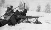 Manöver i Kilsbergen 21 februari 1967

Tre militärer på övning i Kilsbergen. En av dem ligger på mage på den snötäckta marken med en kulspruta i sina händer och skjuter med den. Han har hopprullade tygstycken i en rem på ryggen även som en slags ryggsäck.